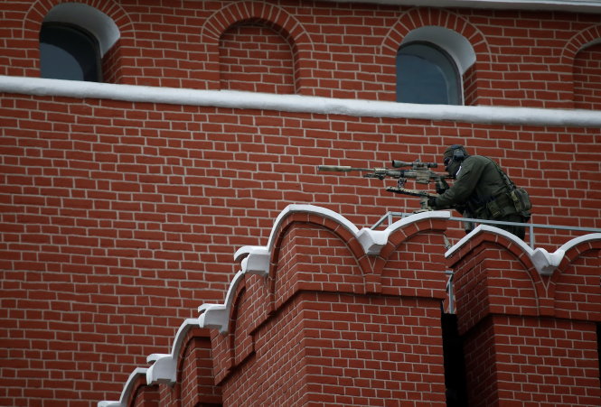 Lính bắn tỉa của Nga triển khai ở vị trí trên cao bảo vệ cuộc diễu binh tại Quảng trường Đỏ - Ảnh: Reuters