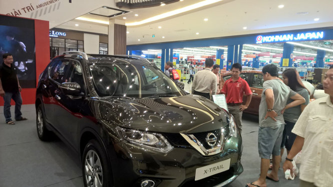 Người dân tìm hiểu mua xe tại một trung tâm thương mại - Ảnh: Thanh Hương