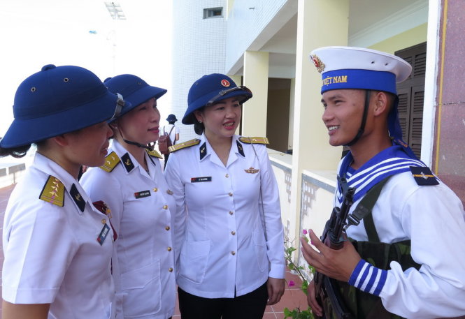 Cán bộ thuộc Quân chủng Hải Quân trò chuyện động viên chiến sĩ tại đảo Đá Lớn A