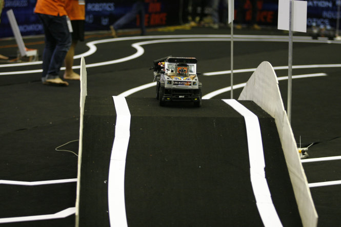 Những chiếc ô tô không người lái vượt chướng ngại vật tại phần thi chung kết -Ảnh: NAM TRẦN