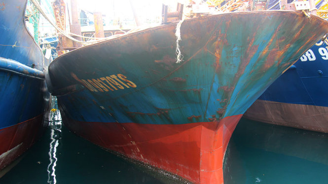 Một tàu vỏ thép của ngư dân Bình Định đóng tại Công ty TNHH Đại Nguyên Dương bị gỉ sét vỏ tàu sau vài tháng xuất xưởng - Ảnh: CÔNG VĨNH
