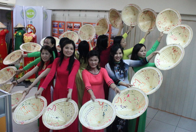 Nhóm phụ nữ Việt ở TP Cao Hùng tập văn nghệ để biểu diễn ở các chương trình giao lưu văn hóa của địa phương - Ảnh: Hà Bình