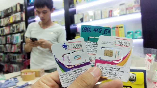 Khách hàng dễ dàng mua SIM điện thoại trả trước mà không cần đăng ký thông tin tại một cửa hàng bán SIM thẻ trên đường Phạm Văn Hai, Q.Tân Bình, TP.HCM (ảnh chụp tối 9-5) - Ảnh: Hữu Thuận