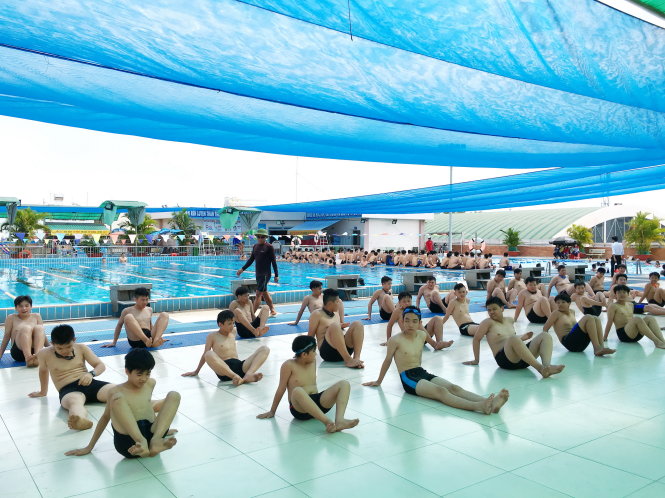 Các em học sinh luyện tập thể lực qua hình thức bơi lội - Ảnh: Như Hùng