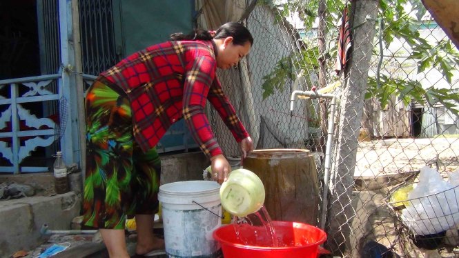 Người dân khu vực chợ Tân Thành A, dùng nhiều thiết bị trữ nước vì nước cấp chập chờn - Ảnh: Ngọc Tài