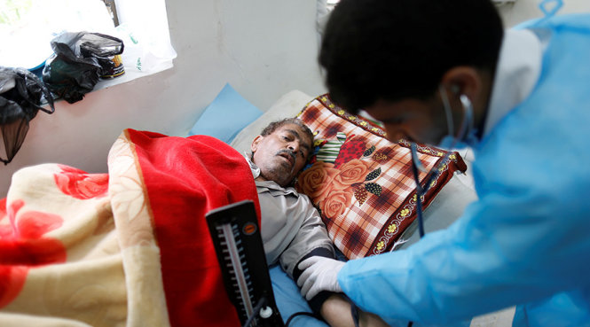 Một bệnh nhân bị tả đang được chăm sóc tại bệnh viện ở Sanaa, Yemen hôm 6-5 - Ảnh: REUTERS