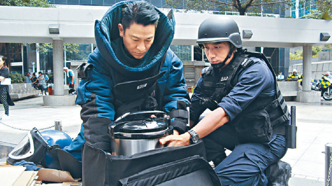 Lưu Đức Hoa và Ngô Trác Hy đóng vai thầy trò, trước khi bộ phim bấm máy, hai người đã cùng theo học khóa gỡ bom - Ảnh Sina