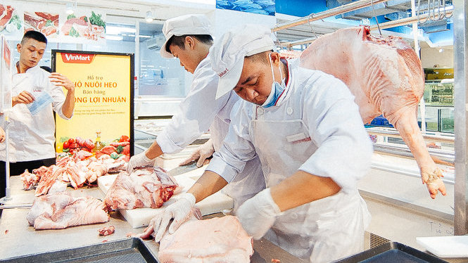 Một điểm bán thịt heo theo diện “giải cứu“ ở siêu thị - Ảnh: B.Chi