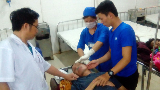 Phạm nhân Vũ Văn Chiến được cấp cứu tại Bệnh viện Đa khoa Đắk Lắk - Ảnh: B.D