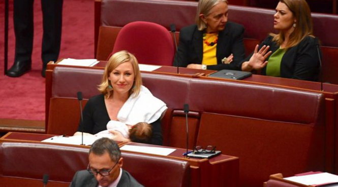 Thượng nghị sĩ Úc Larissa Waters cùng con gái Alia Joy tại quốc hội - Ảnh: REUTERS