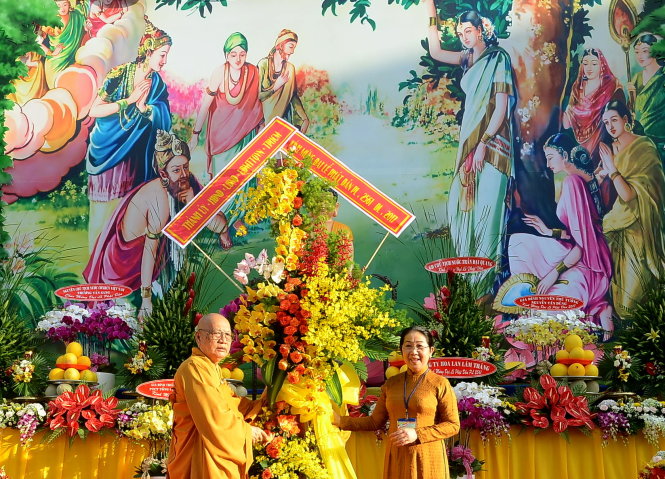 Bà Võ Thị Dung, Phó Bí thư Thành ủy TP.HCM tặng hoa chúc mừng Đại lễ Phật Đản - phật lịch 2561 - Ảnh: Tự Trung