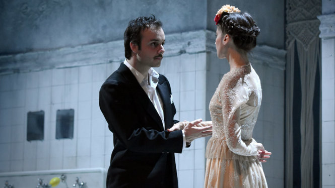 Hai diễn viên Jérémy Lopez (Roméo) và Suliane Brahim (Juliette) - Ảnh: L’Espace
