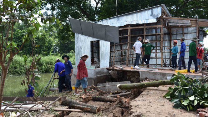 Đất cặp kênh mới Cỏ Lau bị sụp khiến nhà dân phải di dời khẩn cấp vào ngày 9 - 5 - Ảnh: Bửu Đấu