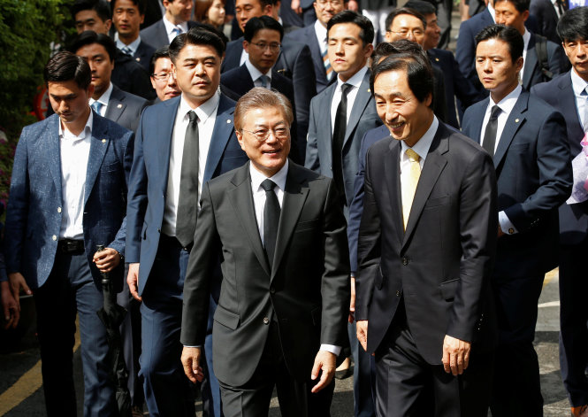 Tân Tổng thống Hàn Quốc Moon Jae In (giữa) rời khỏi nhà đến Quốc hội làm lễ tuyên thệ sáng 10-5 - Ảnh: Reuters