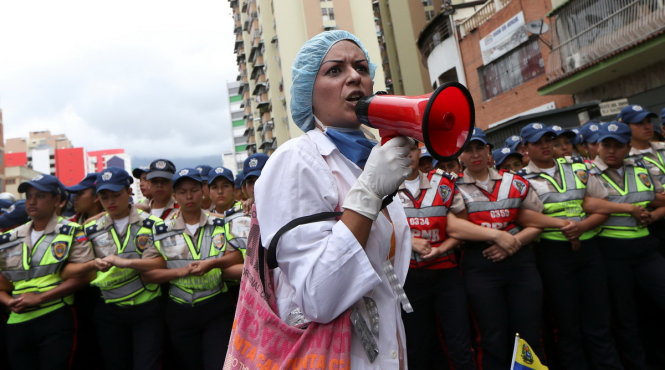 Một nhân viên y tế tham gia cuộc biểu tình phản đối chính phủ trong bối cảnh thiếu thốn thuốc men, thiết bị y tế... Ảnh: Reuters