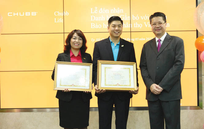 Tổng Giám đốc Lâm Hải Tuấn trao giấy khen cho thành viên gắn bó 10 năm...