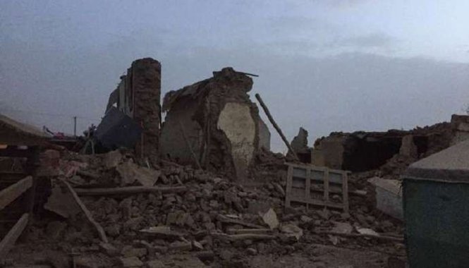 Nhà cửa sụp đổ do động đất ở khu tự trị Duy Ngô Nhĩ Tân Cương - Ảnh: People's Daily