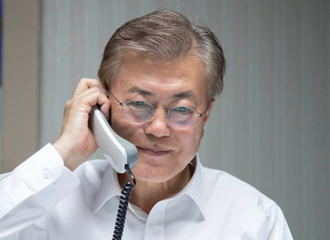 Tân tổng thống Hàn Quốc Moon Jae In nói chuyện điện thoại với Tổng thống Mỹ Donald Trump khi ông ở nhà riêng tại Seoul - Ảnh: Reuters