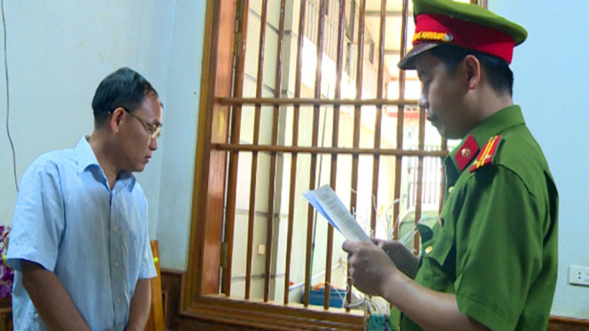 Ông Trịnh Xuân Hồng (bìa trái) nguyên kế toán Trường THCS Dân tộc nội trú huyện Ngọc Lặc vừa bị bắt tạm giam - Ảnh Công an Thanh Hóa cung cấp