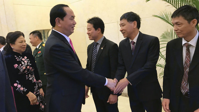 Chủ thịch nước Trần Đại Quang và phu nhân thăm hỏi các cán bộ Đại sứ quán Việt Nam tại Bắc Kinh - Ảnh: Q.TR.