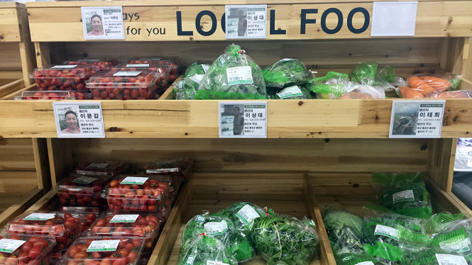 Nông dân tự giới thiệu sản phẩm trong siêu thị ở Hàn Quốc - Ảnh: T.M.N.