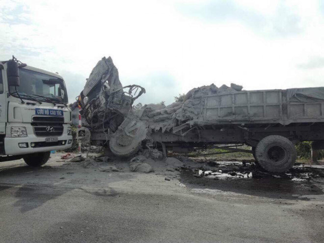 Phần đầu của một chiếc xe tải bị hư hỏng nặng sau cú tông trực diện. ảnh : Otofun
