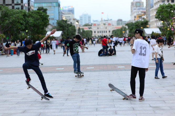 Thanh thiếu niên vận động bằng nhiều môn thể thao hợp độ tuổi - Ảnh: Quang Định