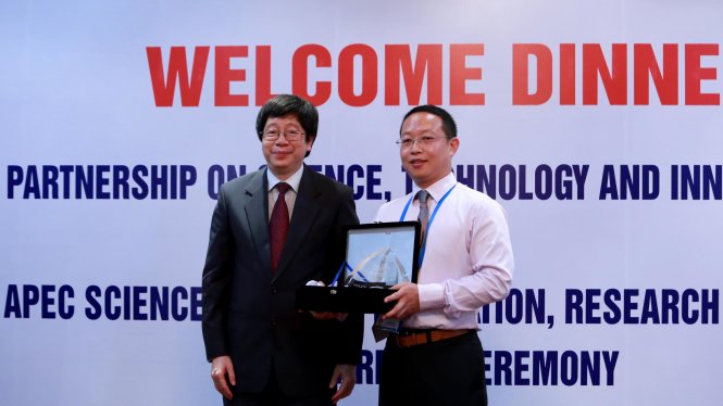Thứ trưởng Bộ Khoa học và công nghệ Trần Quốc Khánh trao giải thưởng cho TS Yanwu Zhu