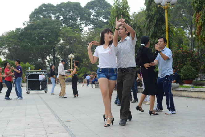 Khiêu vũ cũng là vận động - Ảnh: Quang Định