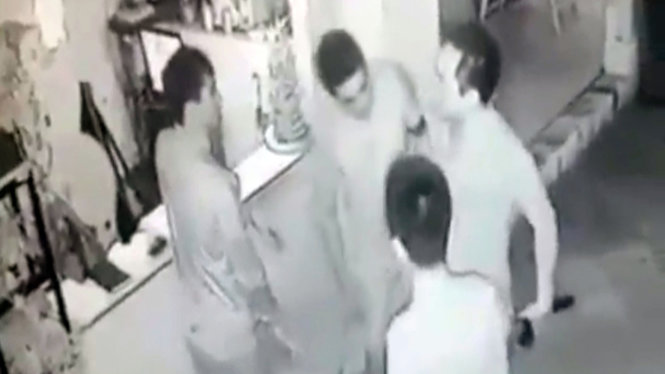 Vật nghi súng ngắn màu đen Thái dùng đe dọa nhân viên quán cà phê - Ảnh cắt từ clip.