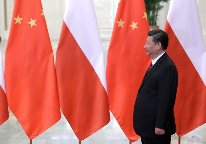 Chủ tịch Trung Quốc Tập Cận Bình chờ tiếp nữ Thủ tướng Ba Lan Beata Szydlo tại Đại lễ đường Nhân dân ở thủ đô Bắc Kinh ngày 12-5 - Ảnh: Reuters