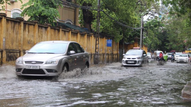 Nước ngập lênh láng trên đường Thụy Khuê - Ảnh : Chí Tuệ