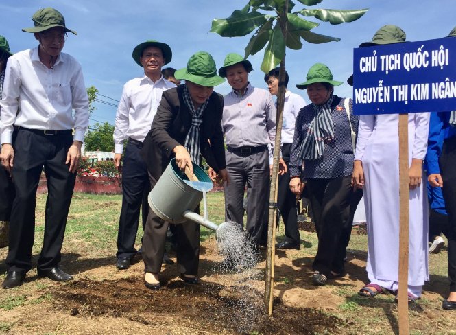 Chủ tịch QH Nguyễn Thị Kim Ngân trồng cây lưu niệm tại Quảng trường Rừng Sác