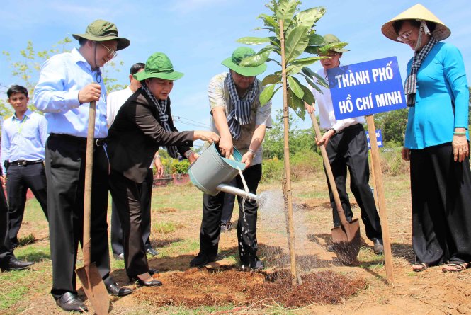 Chủ tịch Quốc hội Nguyễn Thị Kim Ngân, chủ tịch IPU Saber Chowdhury và lãnh đạo TP.HCM trồng cây lưu niệm tại Quảng trường Rừng Sác
