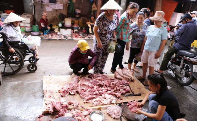 Trong ngày 12-5, chị Hòa tiếp tục bày bán thịt lợn với sự ủng hộ của nhiều người dân, tuy nhiên sạp thịt này chưa đảm bảo đúng quy định về vệ sinh An toàn thực phẩm khi để thịt quá gần mặt đất nên đã bị đoàn kiểm tra liên ngành của quận Ngô Quyền nhắc nhở - Ảnh: CTV