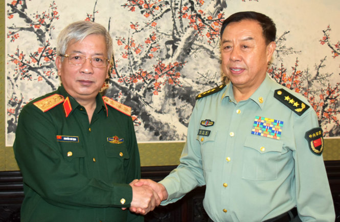 Thượng tướng Nguyễn Chí Vịnh và Thượng tướng Phạm Trường Long trong cuộc gặp sáng 12-5 tại thủ đô Bắc Kinh - Ảnh: YÊN BA