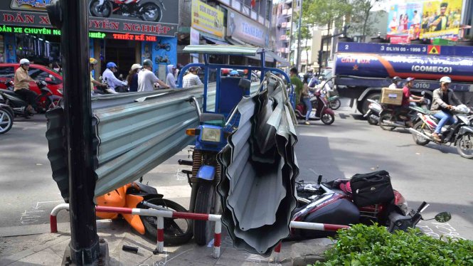 Hiện trường vụ tai nạn xe ba gác chở tôn húc người đi đường - Ảnh: Lê Phan