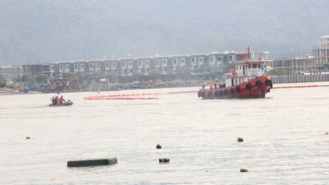 Tàu chức năng tổ chức quay gom dầu tràn trên cửa sông - Ảnh: TRƯỜNG TRUNG