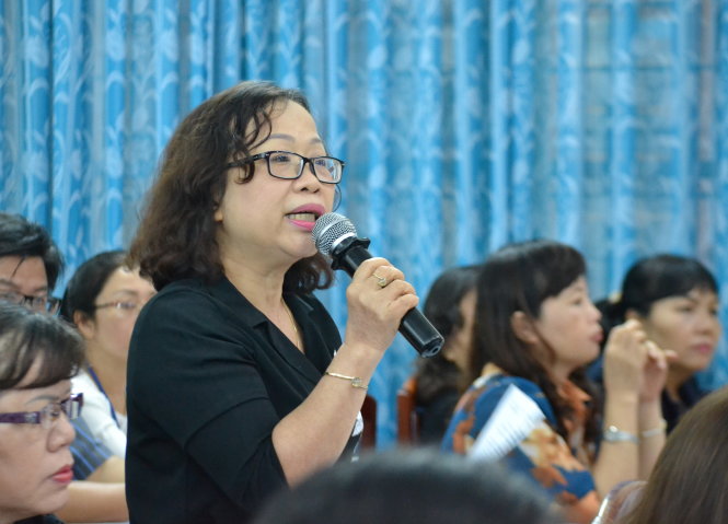 Một cử tri là cán bộ quản lý giáo dục ở tỉnh Bình Định chất vấn Bộ trưởng Phùng Xuân Nhạ - Ảnh: DUY THANH