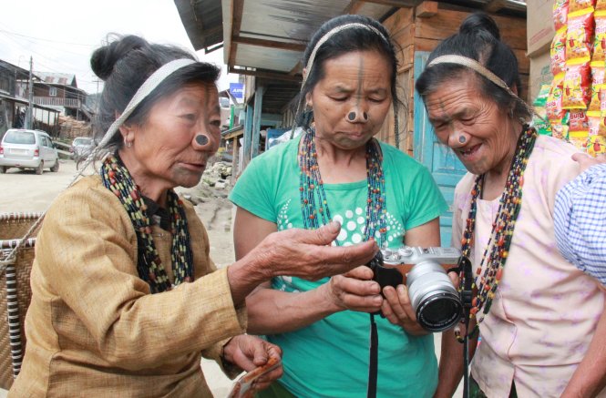 Bí ẩn phụ nữ bộ tộc Apatani- Kỳ 3: Quá trình khoét mũi, xăm mặt - Tuổi Trẻ  Online