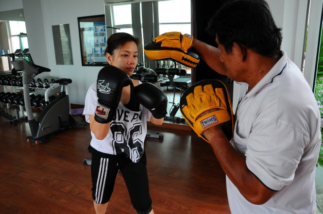 Biên tập viên Bông Mai thường xuyên luyện tập boxing giúp cô có phản xạ tốt trong phán đoán cũng như trong tư duy... - Ảnh: T.T.D.
