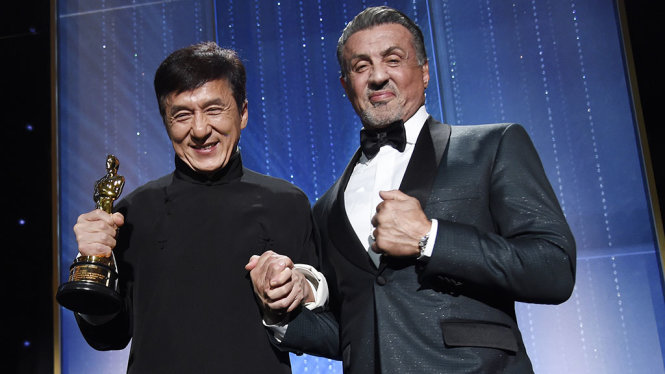 Sylvester Stallone chúc mừng Thành Long đoạt giải Thành tựu trọn đời tại lễ trao giải Oscar năm 2016 - Ảnh: On.cc