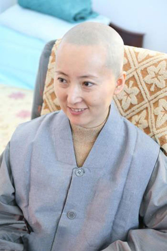 Năm 2007, Trần Hiểu Húc xuống tóc đi tu tại chùa Bách Quốc Hưng, cùng năm chị qua đời - Ảnh: Sina