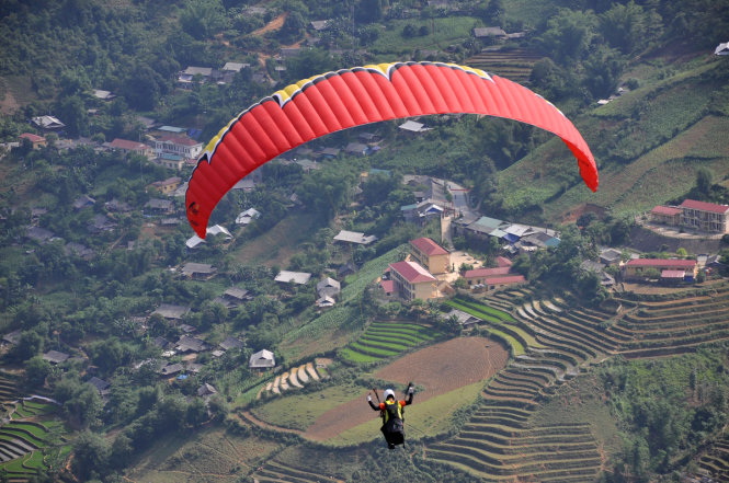Một phi công bay trên thung lũng lúa mùa nước đổ - NAM TRẦN