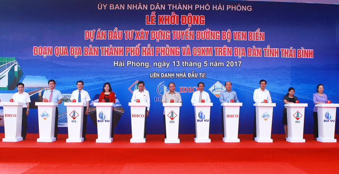 Thủ tướng Chính phủ Nguyễn Xuân Phúc cùng lãnh đạo TP Hải Phòng và lãnh đạo tỉnh Thái Bình nhấn nút khởi công xây dựng tuyến đường bộ ven biển - Ảnh: Tiến Thắng