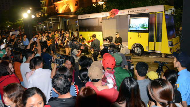 Một không gian biểu diễn tại mô hình xe buýt trong chương trình Nghệ thuật đường phố tại phố đi bộ Nguyễn Huệ, Q.1, TP.HCM tối 13-5 - Ảnh: Quang Định