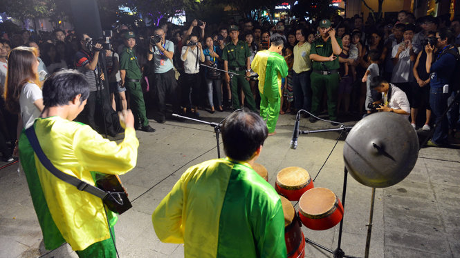 Một nhóm biểu diễn mặc đồ bà ba trong chương trình Nghệ thuật đường phố tại phố đi bộ Nguyễn Huệ, Q.1, TP.HCM tối 13-5 - Ảnh: Quang Định