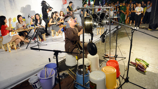 Nghệ sĩ biểu diễn với thùng, nồi, xoang,... trong chương trình Nghệ thuật đường phố tại phố đi bộ Nguyễn Huệ, Q.1, TP.HCM tối 13-5 - Ảnh: Quang Định
