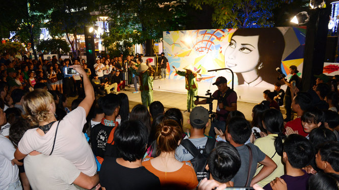 Một sân khấu biểu diễn trong chương trình Nghệ thuật đường phố tại phố đi bộ Nguyễn Huệ, Q.1, TP.HCM tối 13-5 - Ảnh: Quang Định