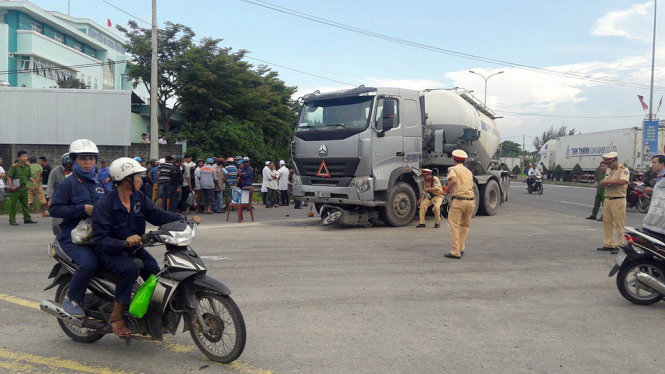 Cảnh sát giao thông Công an thị xã Điện Bàn khám nghiệm hiện trường vụ tai nạn - Ảnh: Thanh Ba